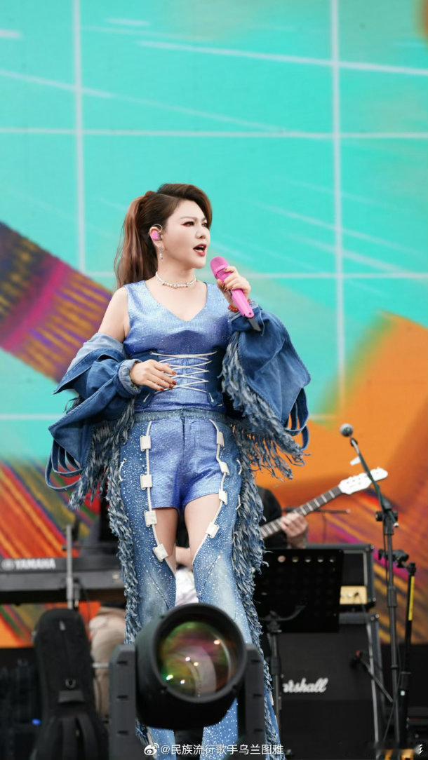 乌兰图雅这下真来套汉子了 好六街瞬间充满草原气息，歌声欢快，嘉宾簇拥争抢花环，氛