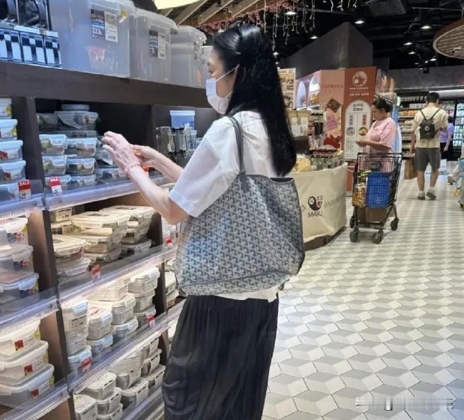 天王嫂朱丽倩逛超市生图走红！60岁素颜随性，烟火气里藏最美模样
 
香港市民偶遇