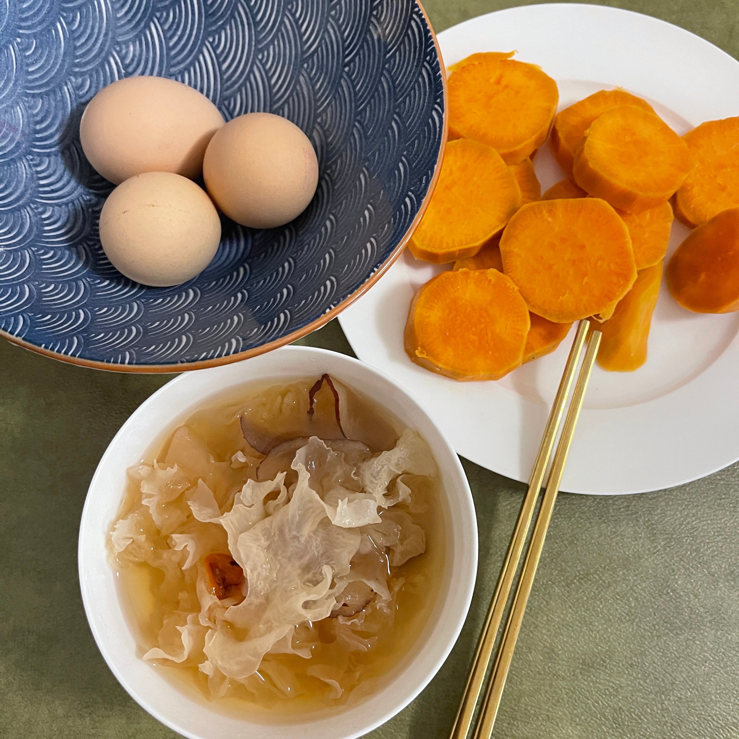 早餐最近家人在昆 天天吃家常菜 也不是我自己吃的那种所以没怎么发每天的菜大部分也
