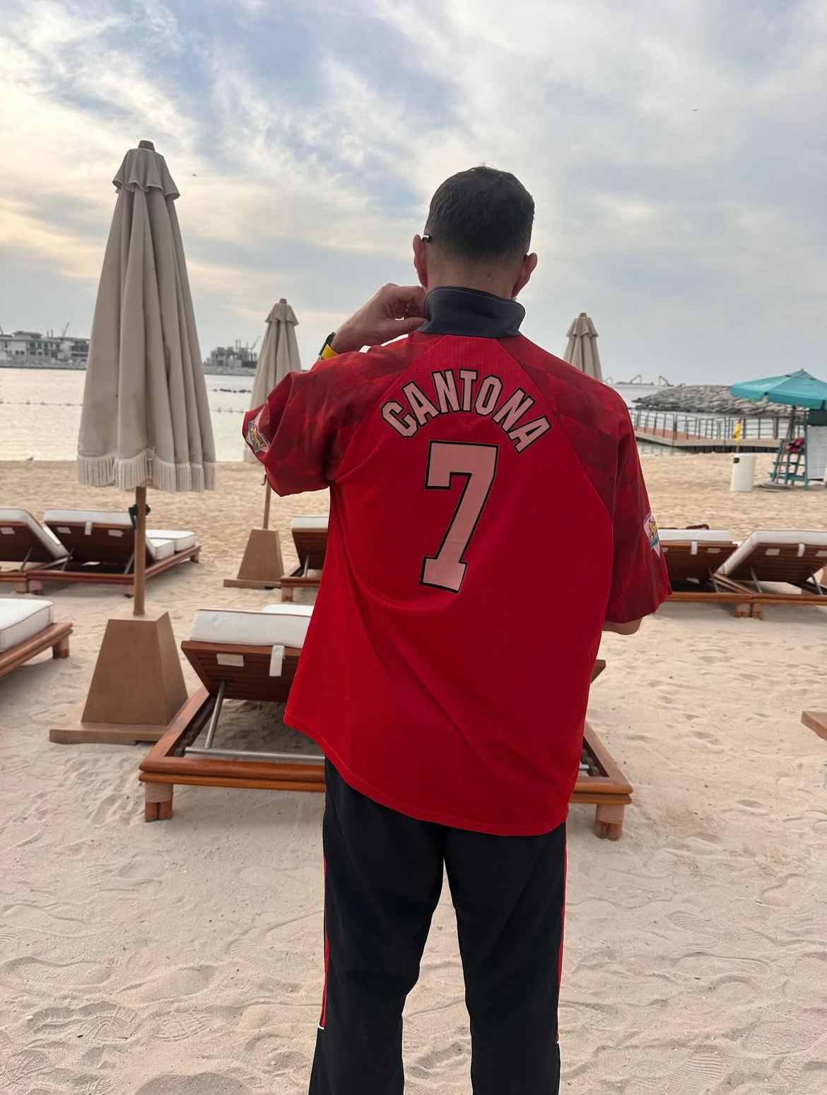 休假中的本泽马，穿了一件坎通纳truered