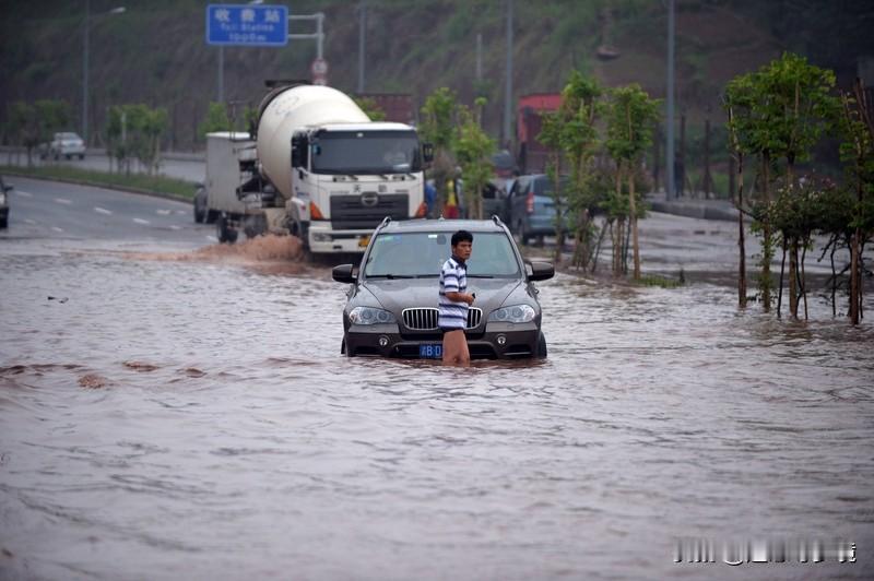于东来跳入冰水施救被困车辆 1月21日，网上疯传60岁的于东来跳入冰水施救被困车