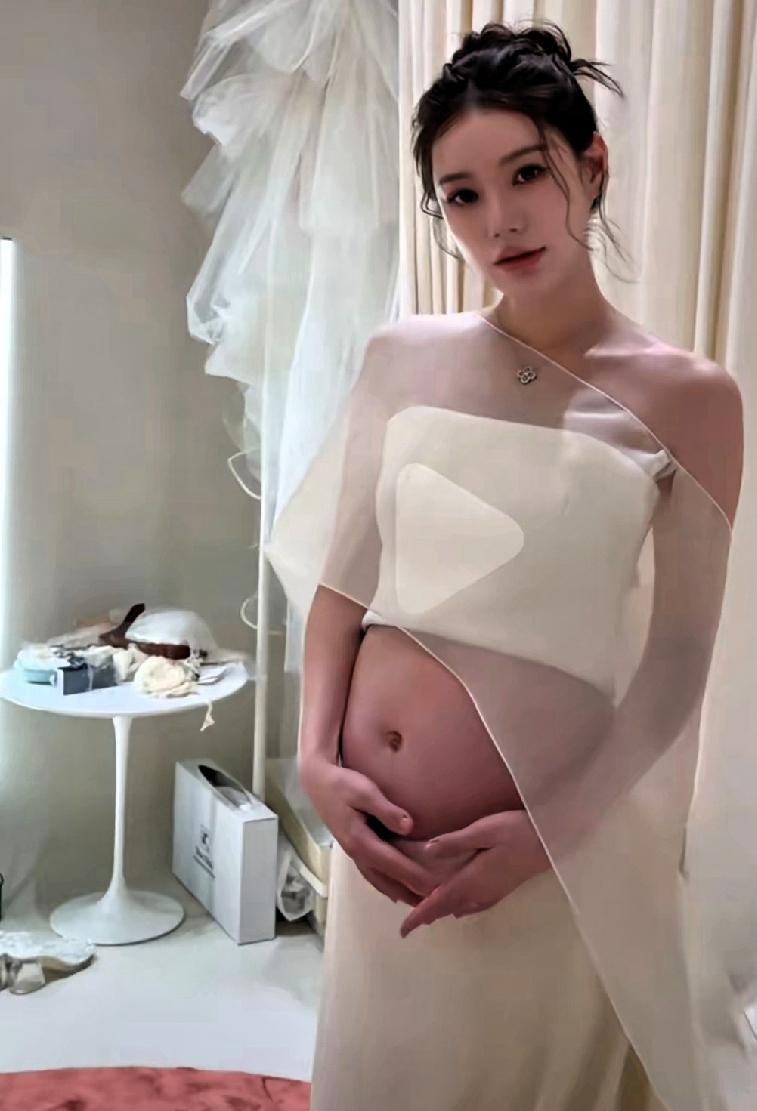 筱梅孕期，社交媒体里的那些事。
现在社交媒体，对女生身材要求好高，怀孕了更难了，