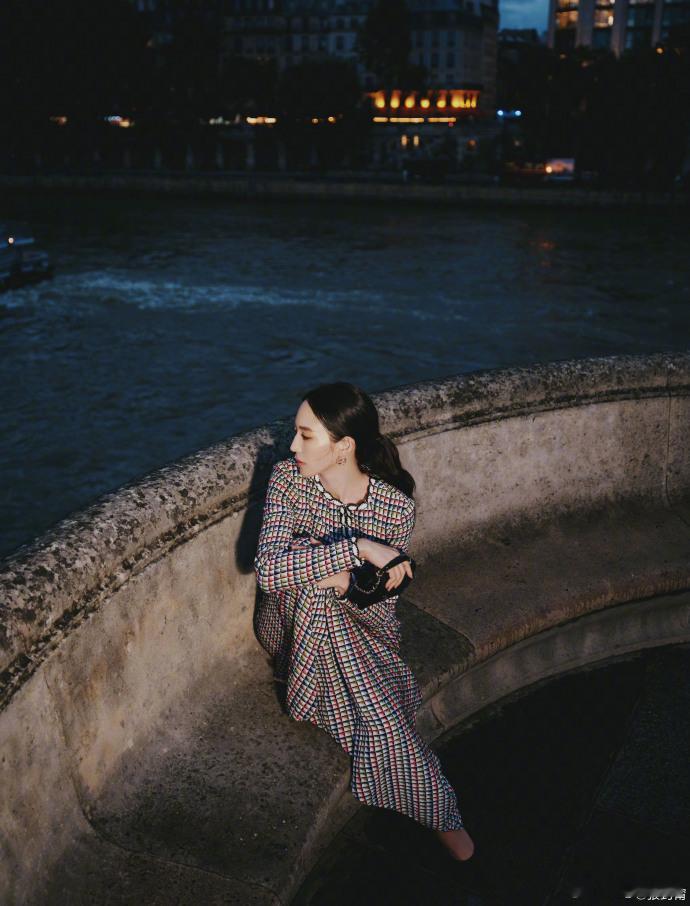 #张钧甯黑色大衣姐感##张钧甯巴黎街头paris# 张钧甯在巴黎的街头，用黑色大