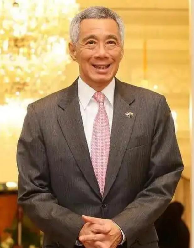 对新加坡不能心慈手软。新加坡前总理李显龙在日前的演讲中表示，我们和中国人同宗同祖