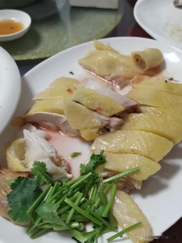 今晚和朋友聚餐，点了海西鸡和马鲛鱼。这海西鸡真让人失望，肥得过分，吃两口就腻了。