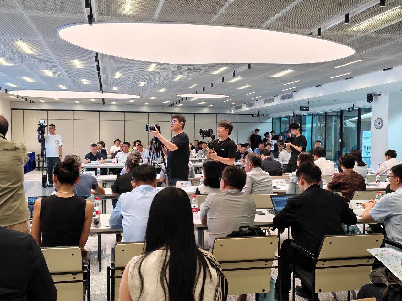 这两年AI圈最大的变化，就是大家不再满足于让AI“嘴强王者”了。过去AI for