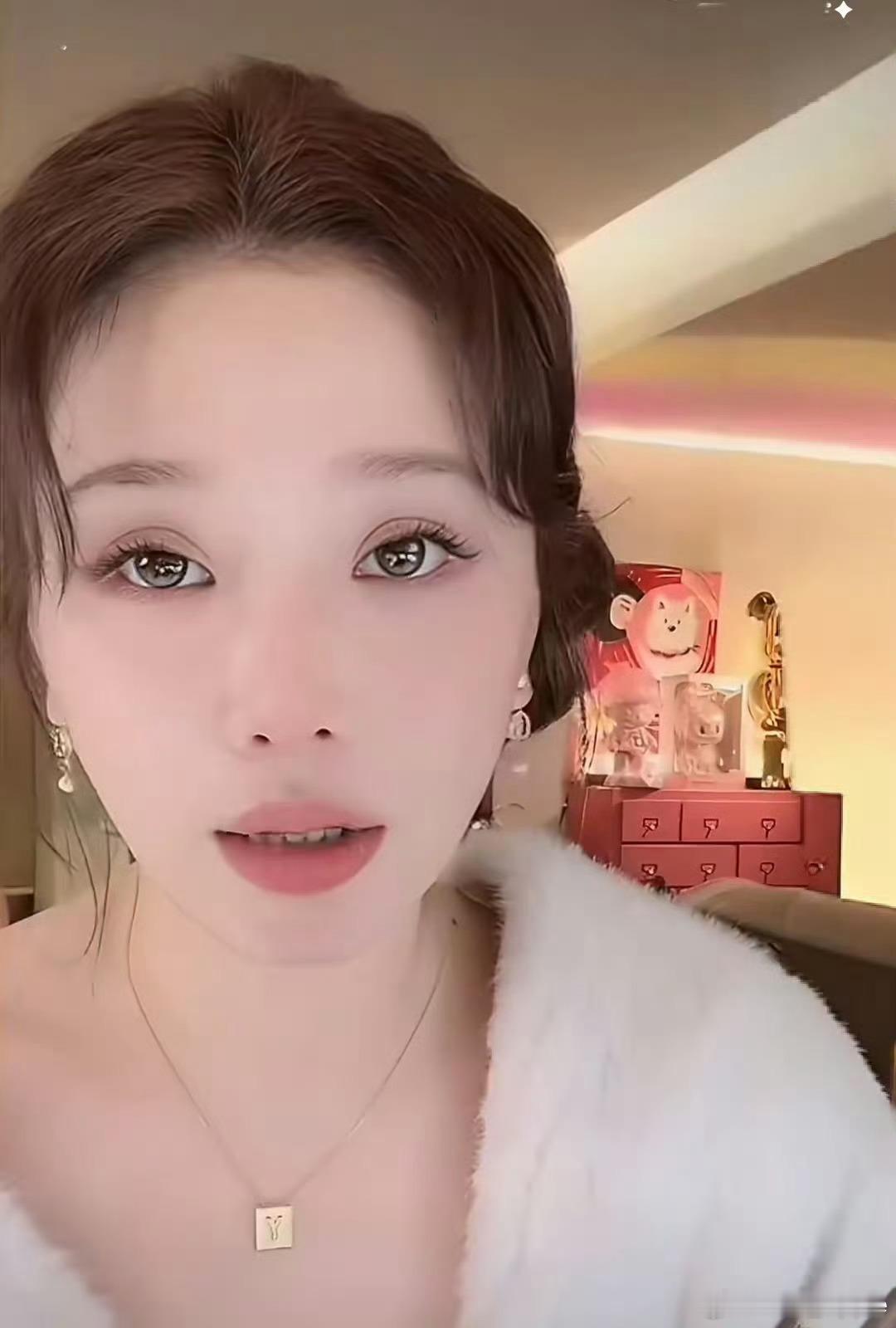 曝少数民族女星被经纪人潜规则爆料的易易紫，上次看到关于她的新闻 不是20年和李汶