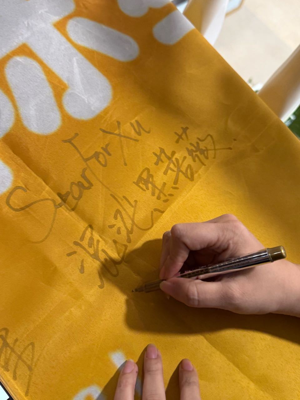 又到了id随风飘摇的时候咯！今天是 几位美女扛着黑蔷薇一路人山人海，披荆斩棘到达