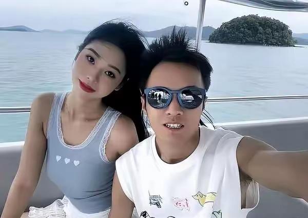 我突然又有点相信爱情。
新出炉的巨人之旅冠军赵家驹和他的妻子亚薇两人在杭州认识，