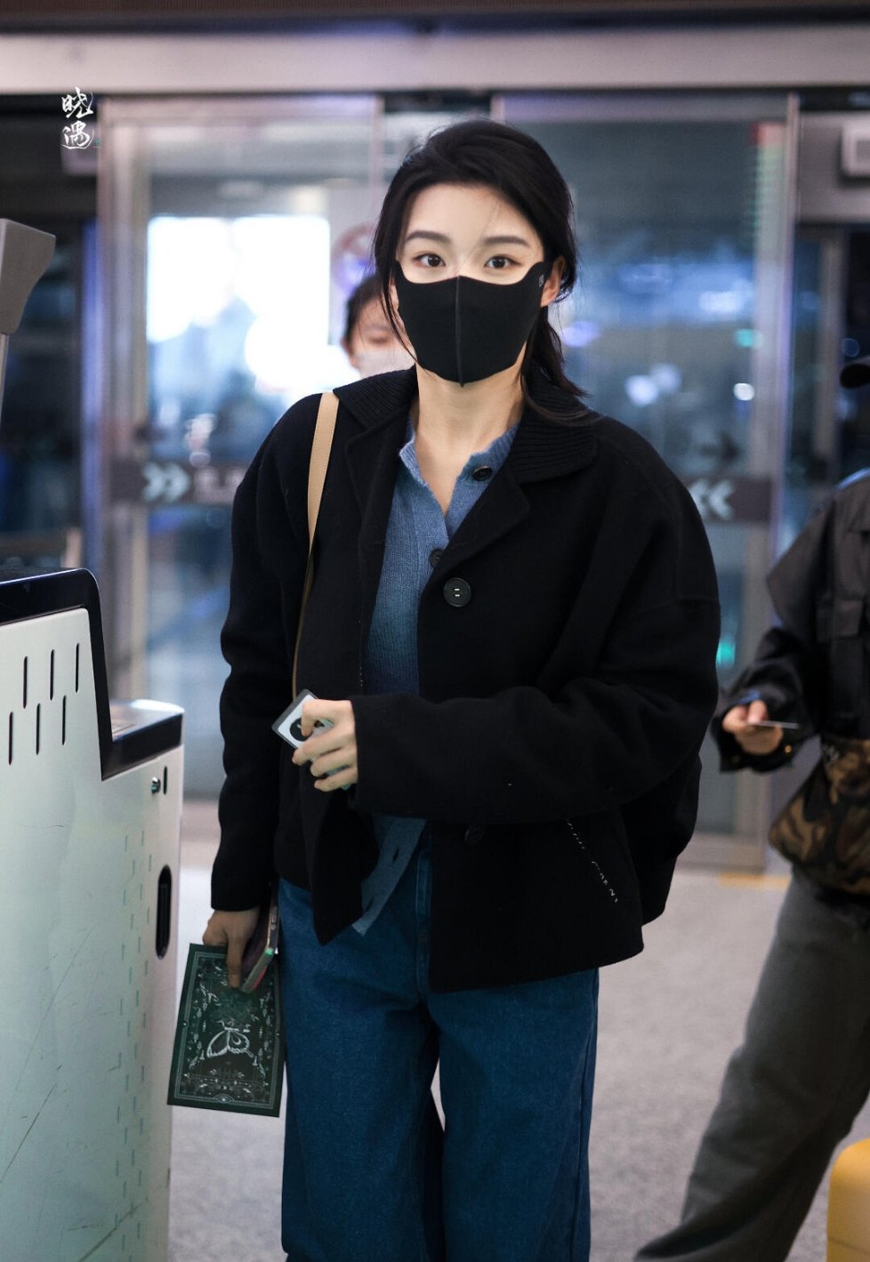 卢昱晓的机场穿搭主打一个随意美吗？ ​​​