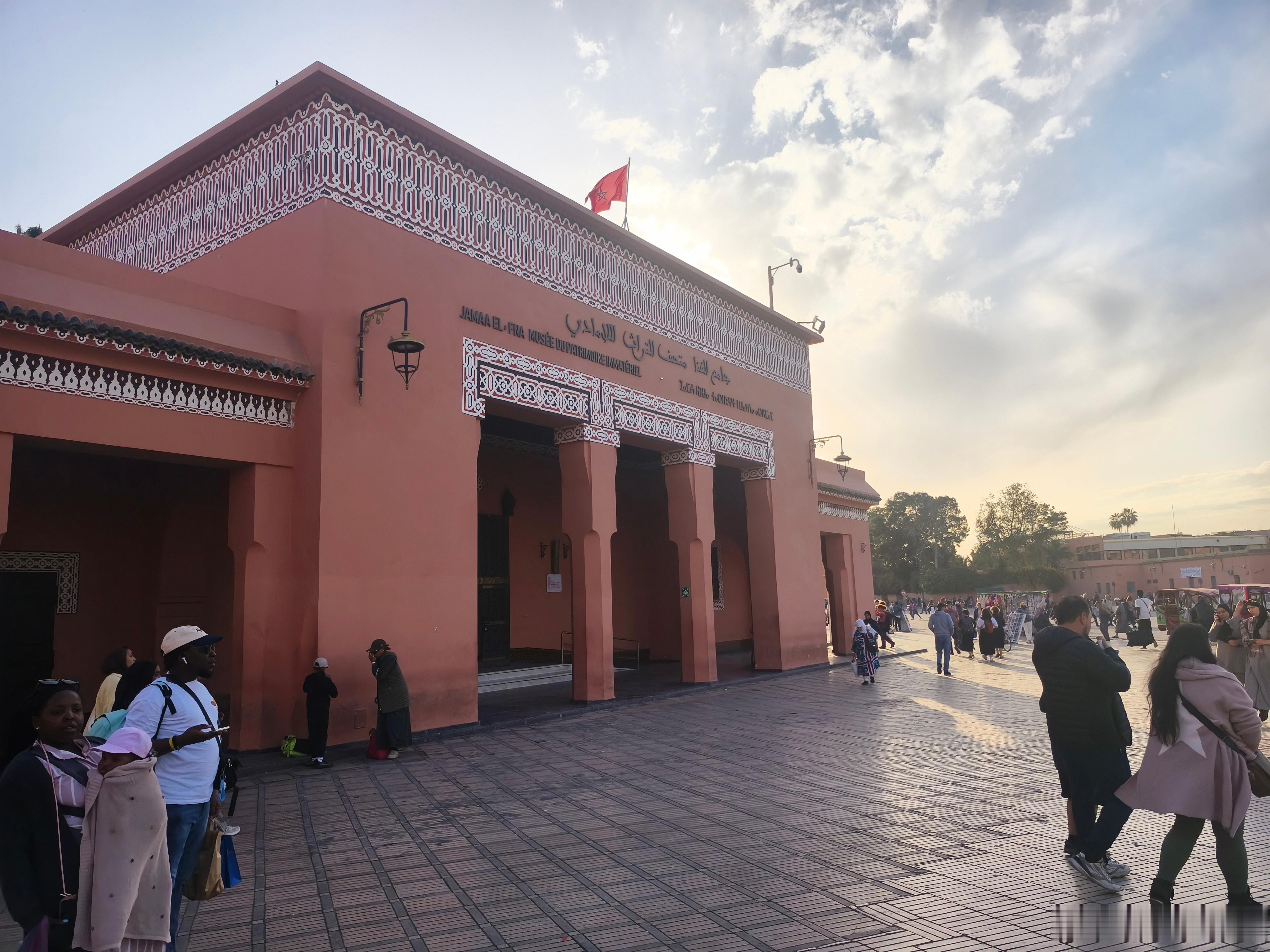 摩洛哥 马拉喀什不眠广场，广场上人鱼龙混杂，坑蒙拐骗什么都有。 摩洛哥·不眠广场