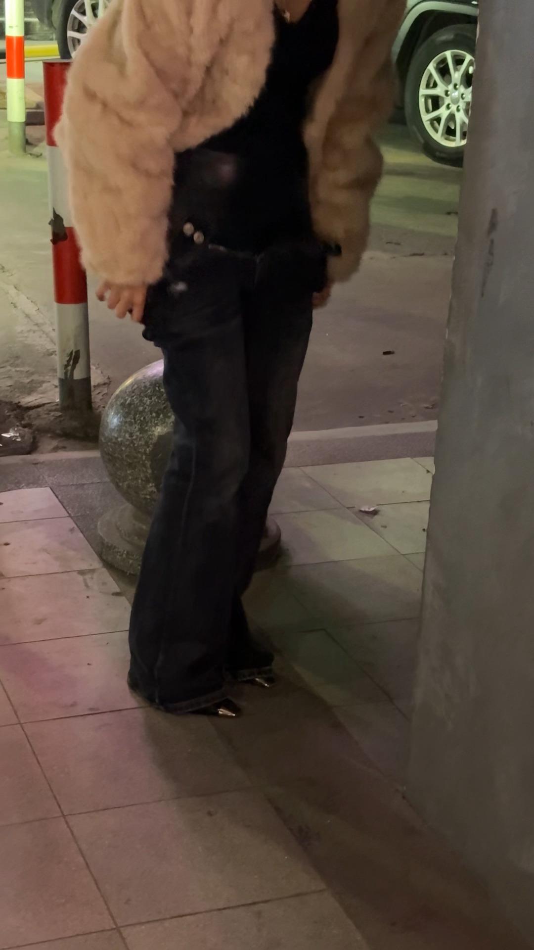 女人对出片的渴望，看见好看的景，马上脱裤子拍📷 