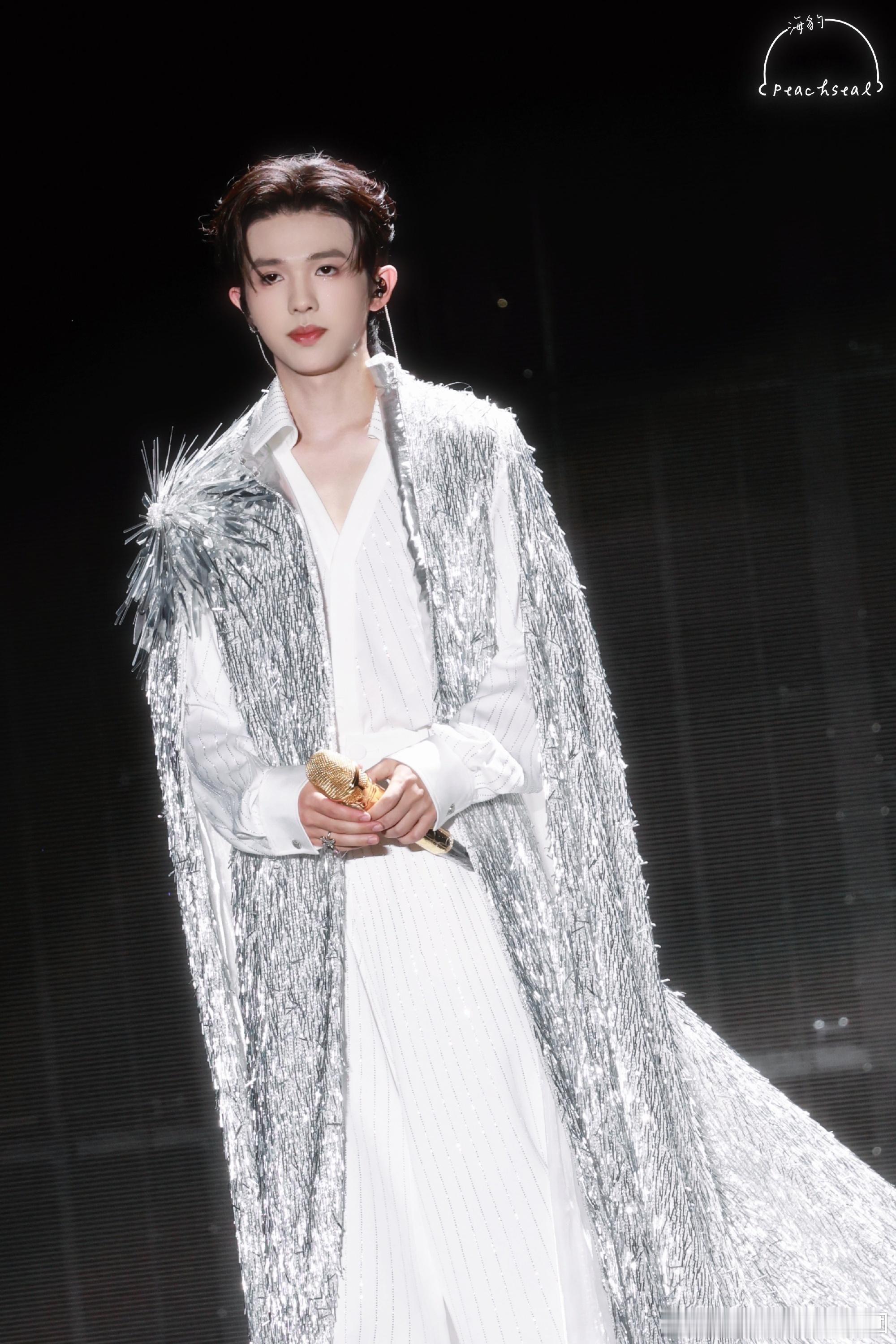 李昊圈内人脉好多明星给李昊送花篮鲜花满场，各路好友纷纷送上祝福，李昊这份排面太让