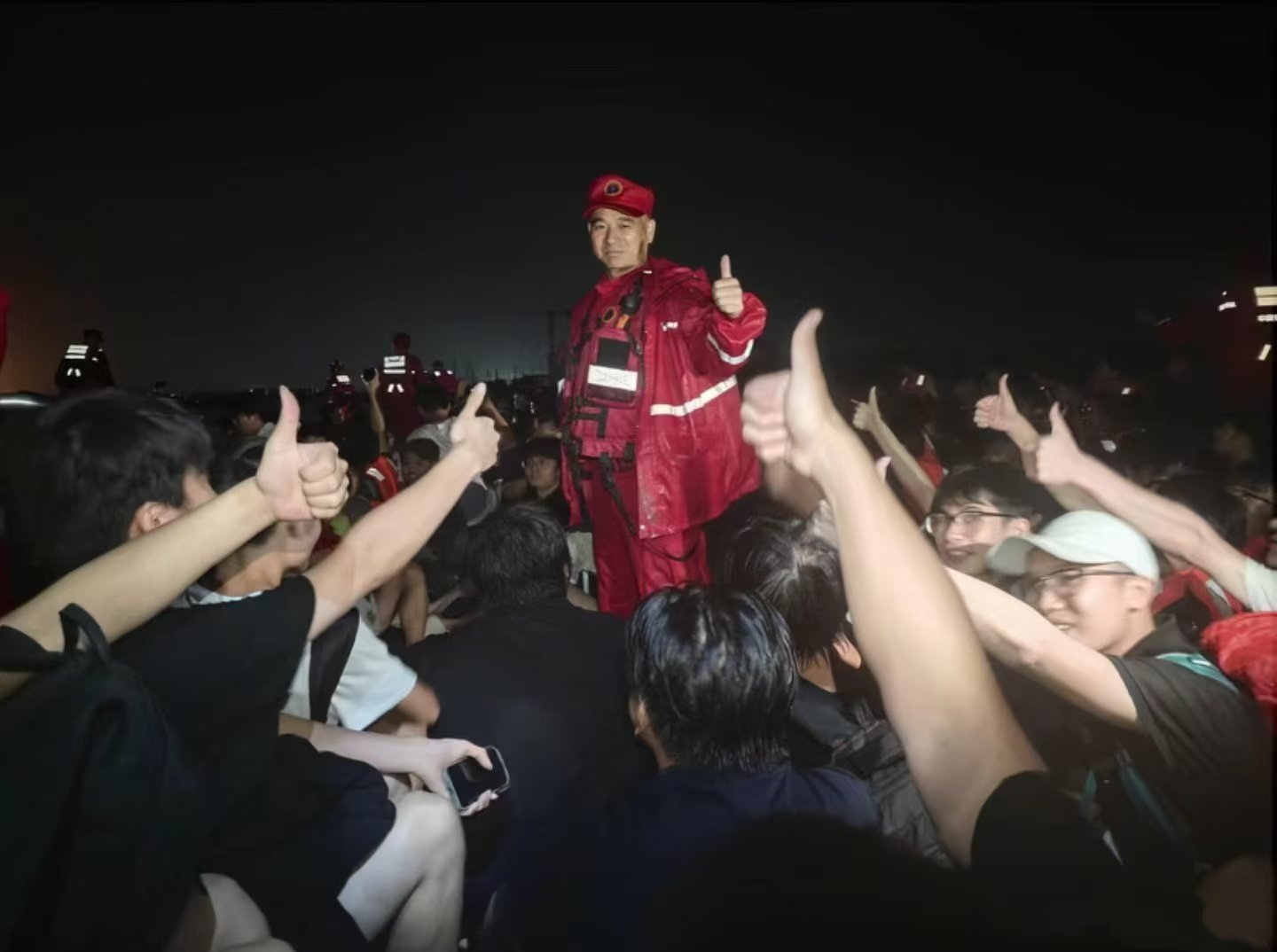 这两张照片可以竞争年度最佳照片了吧 