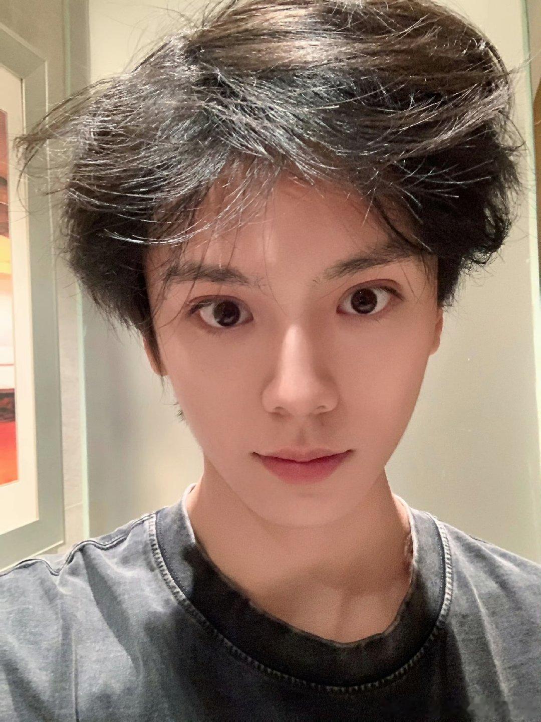 左航今日眼皮状态正常左航素颜状态 左航今日状态夯爆了！ 