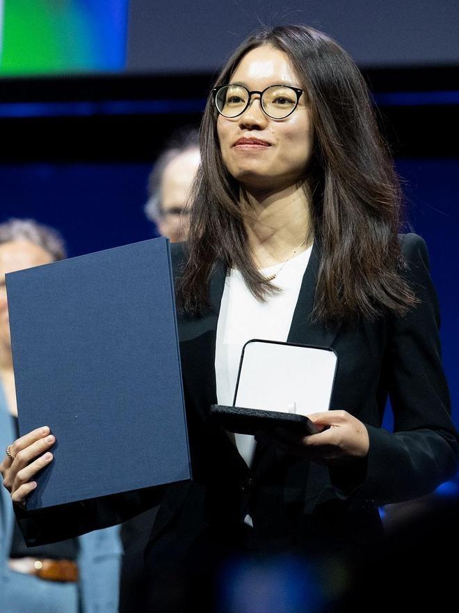 2026年菲尔兹奖结果公布，35岁的王虹成为史上第一位中国籍女性获奖者，直接改写
