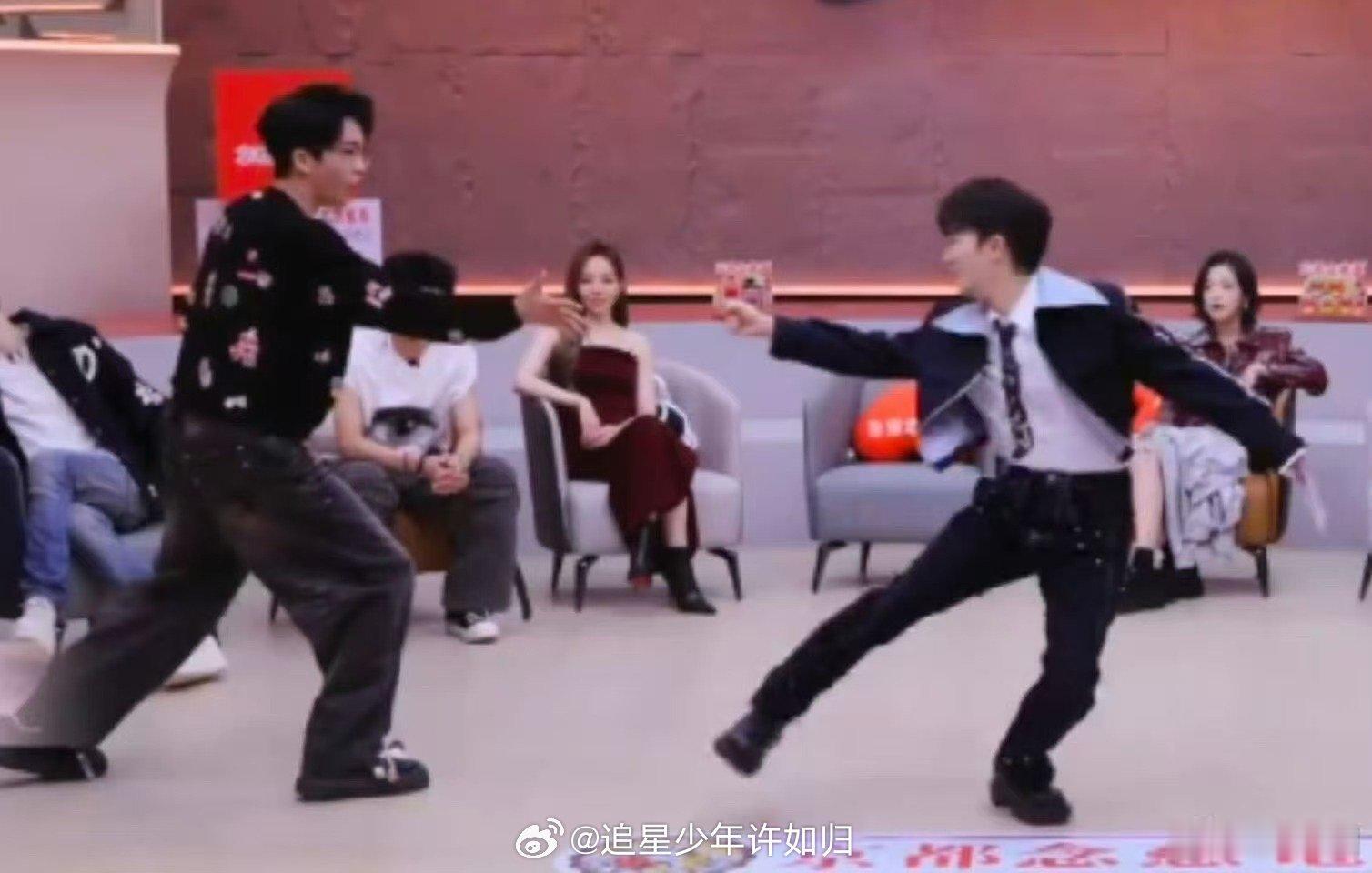 周深猜拳屡战屡败屡战 被周深的游戏运气笑到头掉！猜拳四连败，每次都被黄子弘凡完美