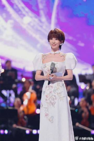 谢楠上浪姐像极了要交卷的我 舞台上谢楠各种小动作，像我交卷前不停检查答案，想把一