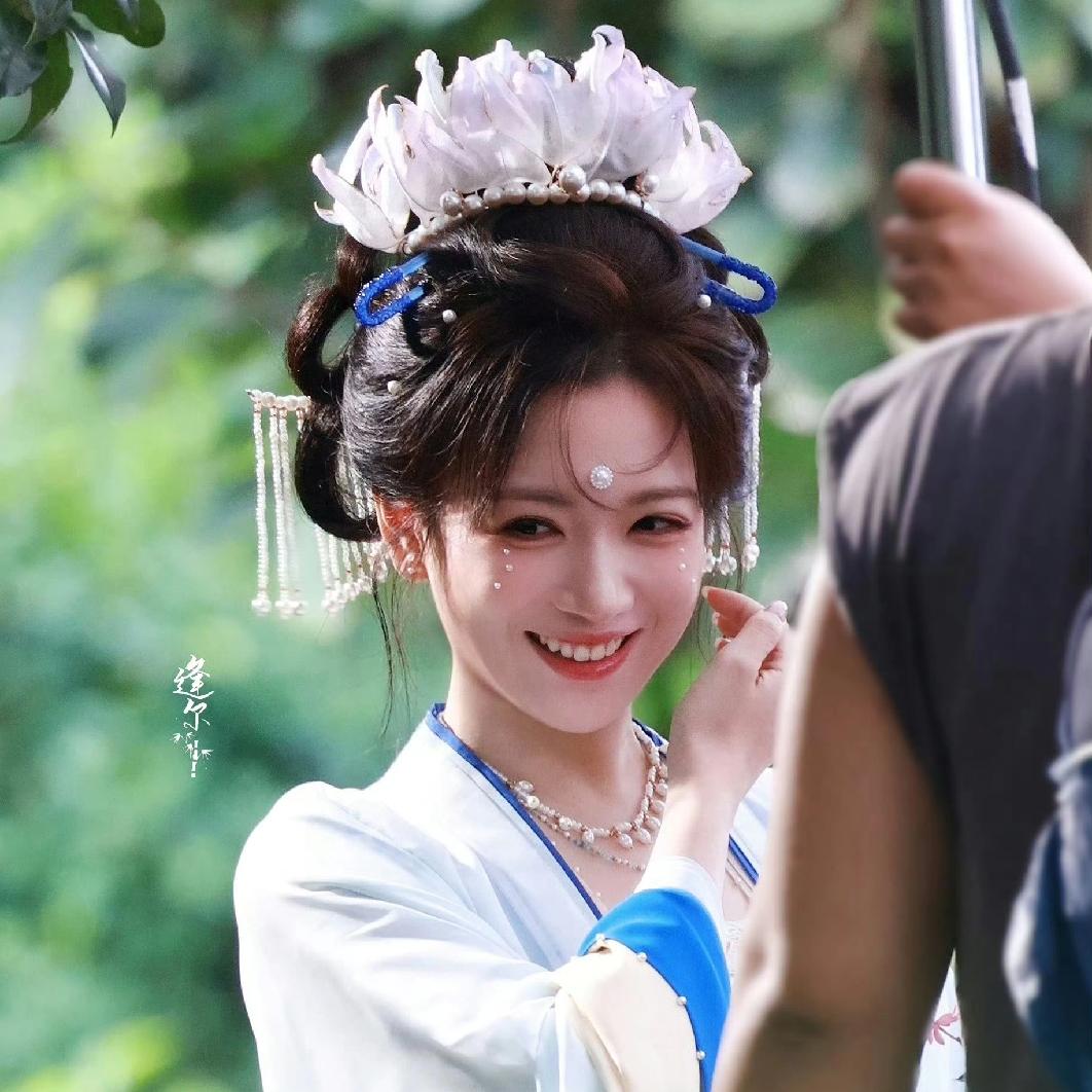 代露娃的家庭
到底算个啥情况啊
她是不是富二代吗？

她从高中就开始自己想办法卖