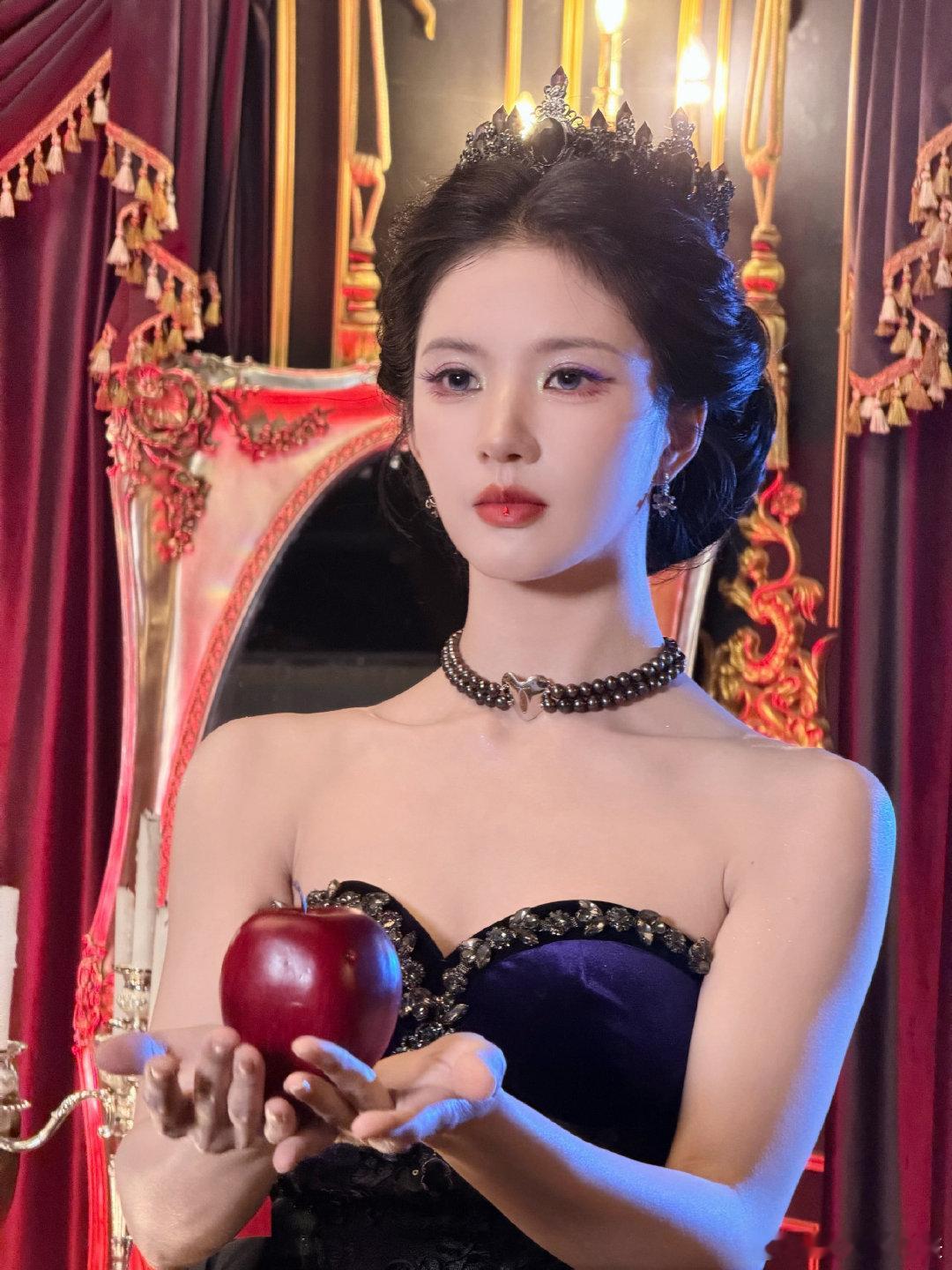 刘些宁切到暗黑皇后大号了刘些宁坐后妈茶话会那桌王冠就位，皇后登场！刘些宁港迪毒皇