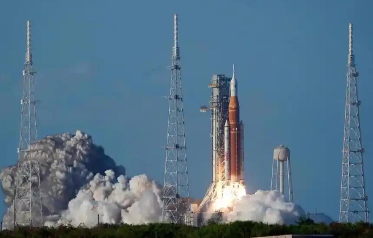 阿耳忒弥斯2号“带病返航”：NASA的太空惊魂与绝地求生

在举世瞩目下，NAS