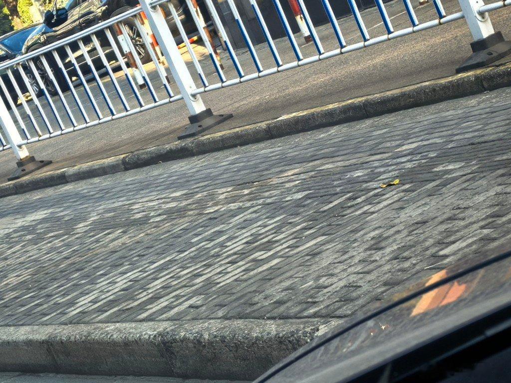 好好的路，非要拔掉重新铺石板说是三年城市更新计划这就是好日子又来了 