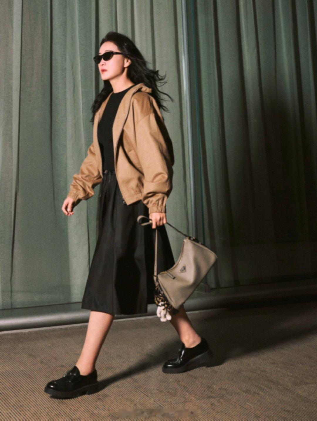 贾玲出发米兰看秀 贾玲出发米兰时装周路透来咯！！玲姐好会穿啊，和品牌的适配度拉满