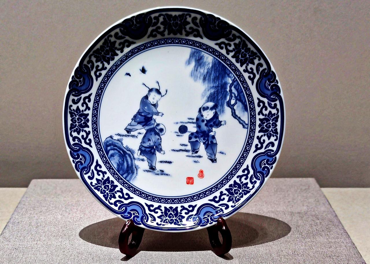 中国古代蹴鞠实物
    足球起源于中国，不仅有文字记载、绘画流传，还有实物佐证