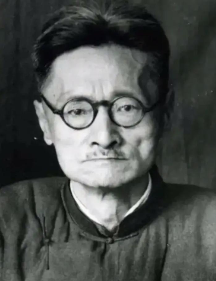 1937年，北大教授刘文典被日本人抄家，旁边翻译官朝他喝道：太君问你话，你怎么不
