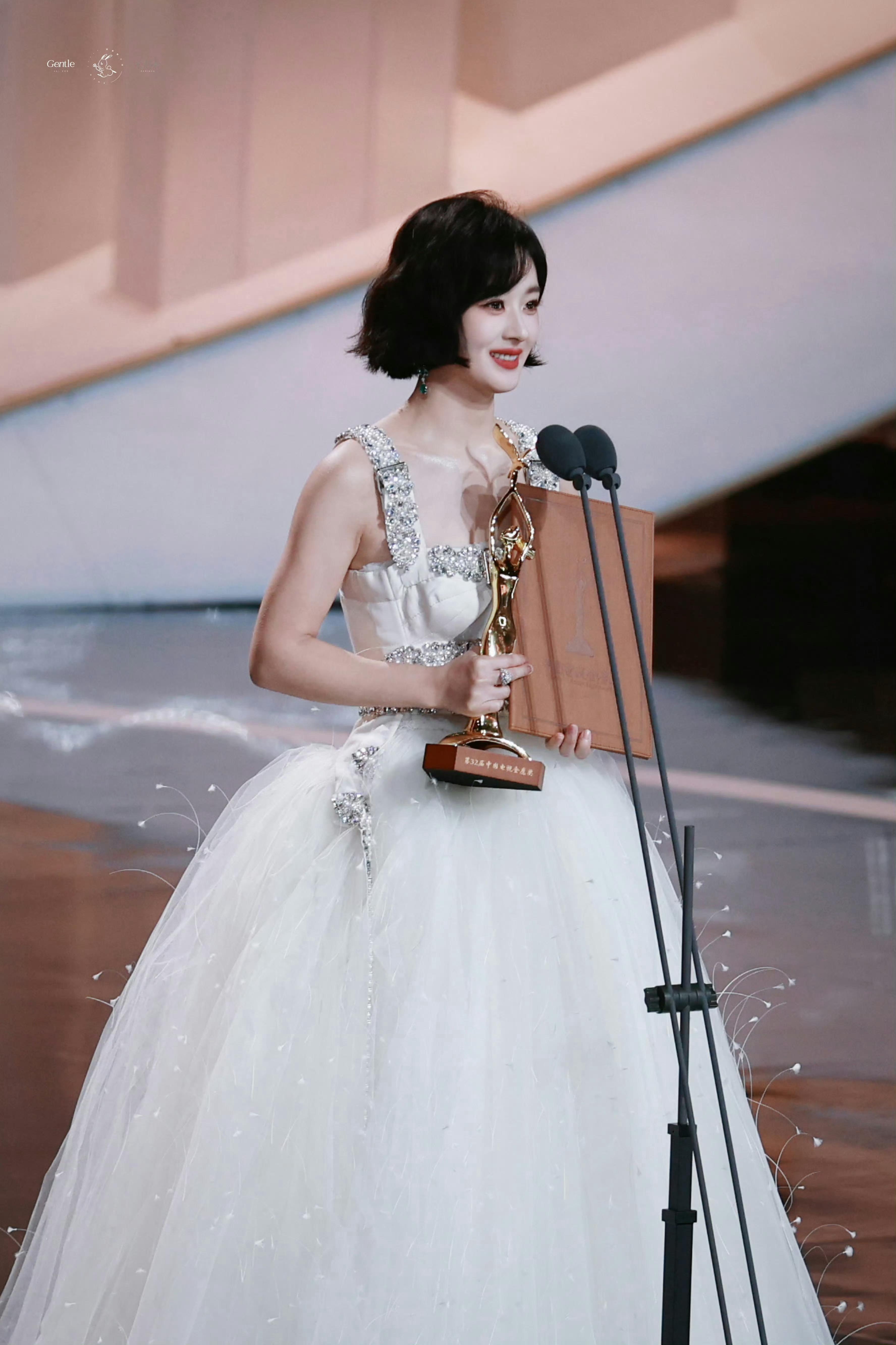 #赵丽颖寄语表演新生# “要更多的接触生活，感受生活，要人与人之间最真诚的交流和