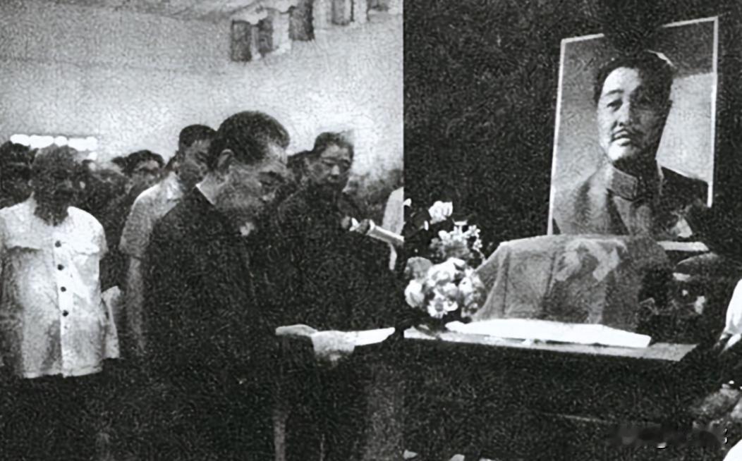 1975年6月9日，在北京八宝山革命公墓礼堂举办贺龙骨灰安放仪式，重病缠身的周恩