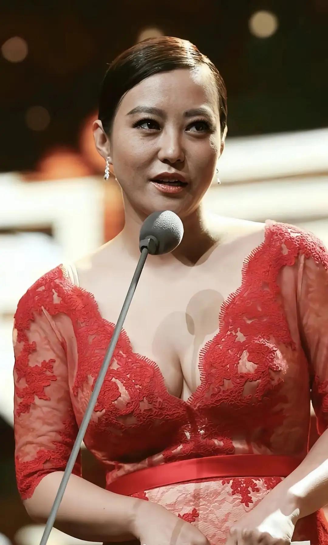 郝蕾说：“我前男友很小气，我们谈了三年，他却接受不了我作为演员接拍艺术角色，我才