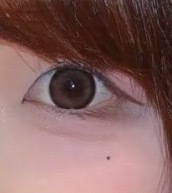 哦我发现我今年和去年妆容的区别是眼线变长变粗了 最近用的是棕色的眼线胶笔 感觉比