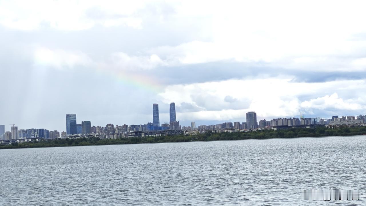 为什么说分享天空美照是现代人的精神解药？—— 从「晒天空」看当代人的情感投射与生