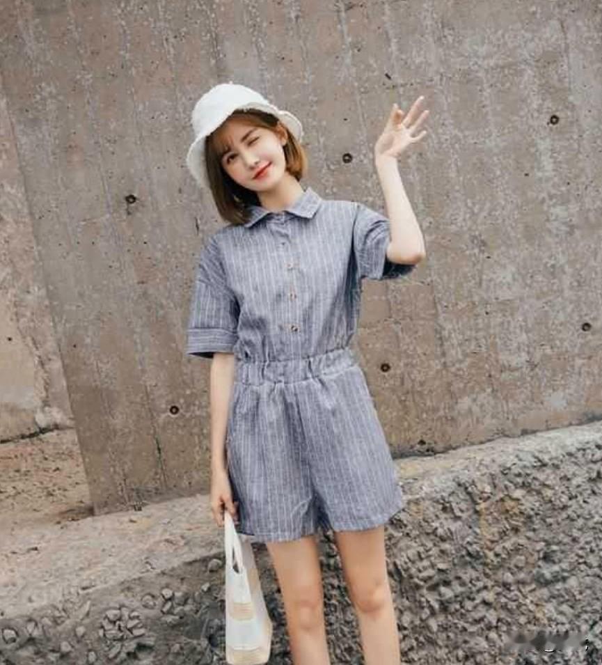 听说有一种反人类的服装设计？

谁懂啊，就是连体裤这玩意儿，颜值和麻烦并存。
 