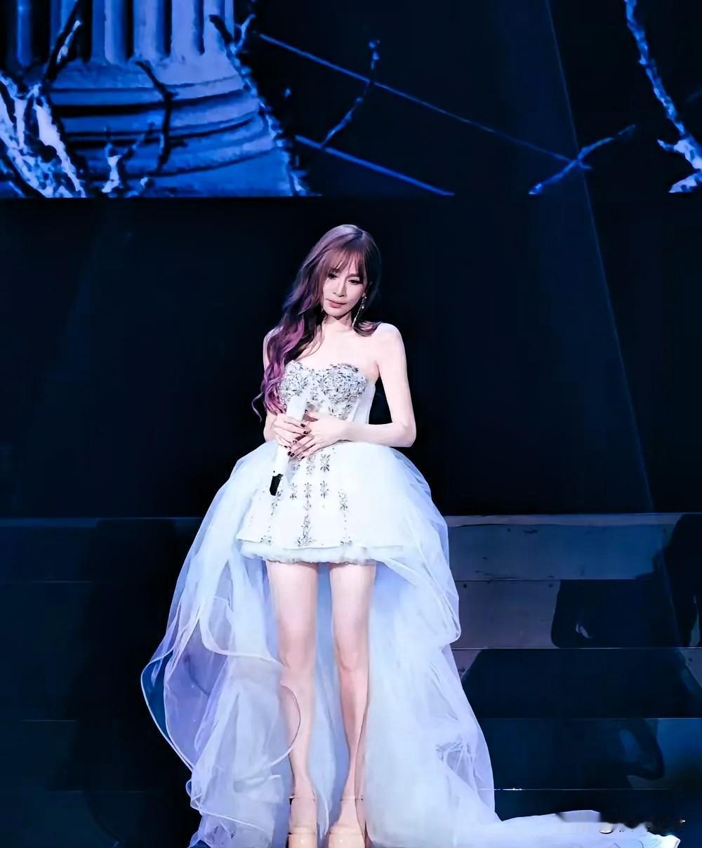 我朋友线下见过王心凌
她说了一个大实话，让我目瞪口呆，她说王心凌根本不是大家线上