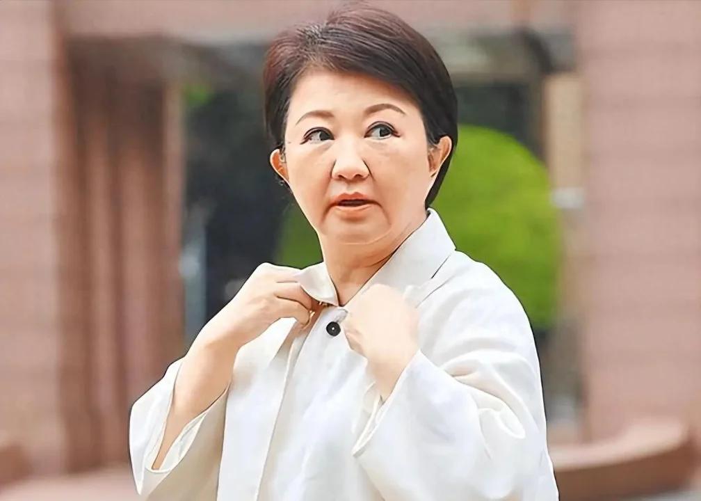 7月14日，中市长卢秀燕批评台当局卫生福利部门“连程序都不走全，单方面宣布放宽标