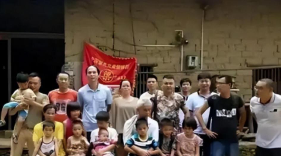 广西第一猛男！1994年，49岁梁二将19岁女工友带回村，随后两人开始疯狂造人，