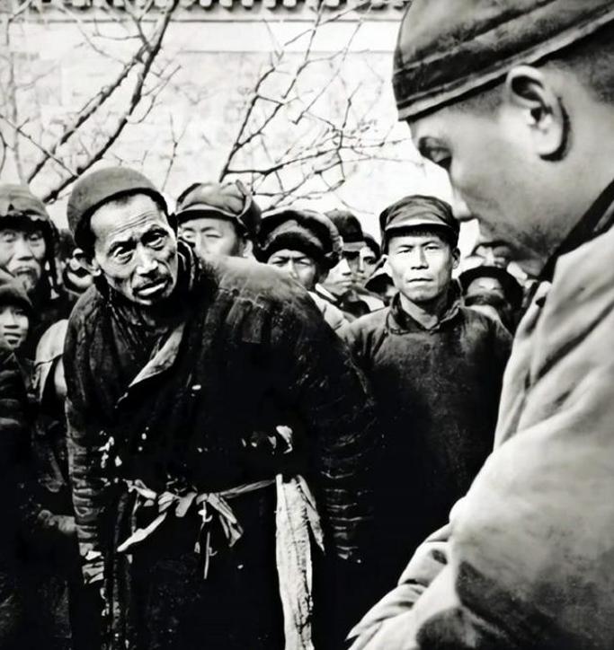 1936年，地主许重诺雇长工替儿子上战场，以为对方已经战死，没承想2年后，对方真