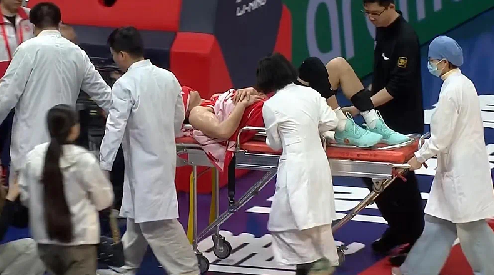 郭艾伦前交叉韧带断裂……这才刚复出没多久啊郭艾伦被担架抬出场郭艾伦膝盖受伤郭艾伦