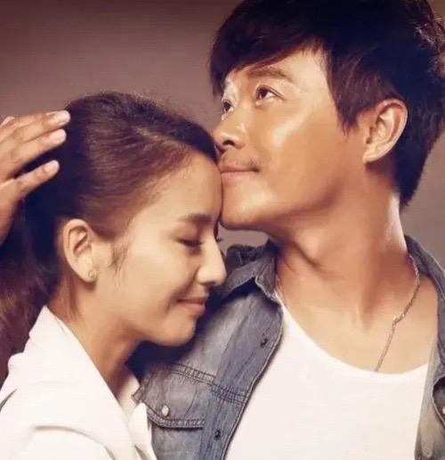 佟丽娅提出离婚时，王宝强劝她："再给陈思诚一次机会，他知道错了。"佟丽...