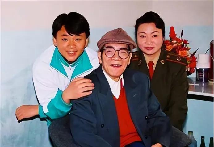 1980年，47岁的著名数学家陈景润迎娶29岁女军医，婚后生下儿子陈由伟。

这