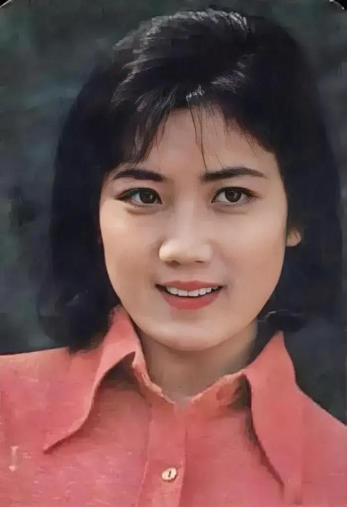 在杨丽坤的演艺生涯中，她只出演过两部电影，但两部电影都有很高的人气和影响力，被誉