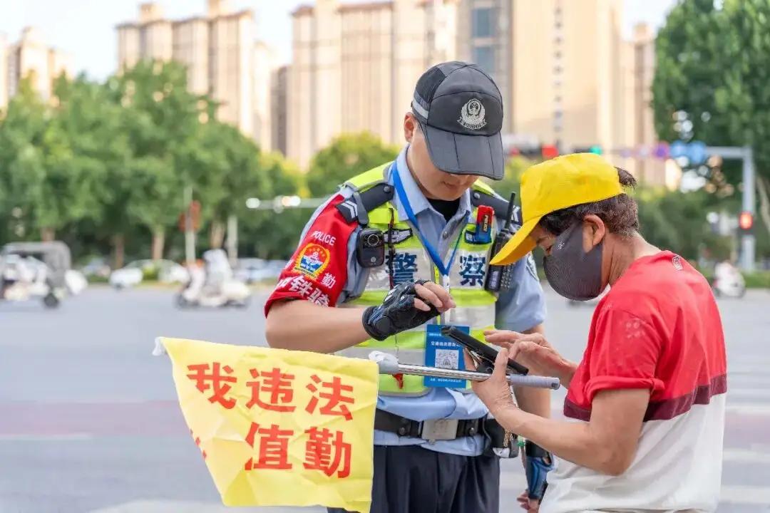早上送娃上学、晚上下班高峰，路口那抹荧光绿特别扎眼——南阳交警这波夏季整治，动静