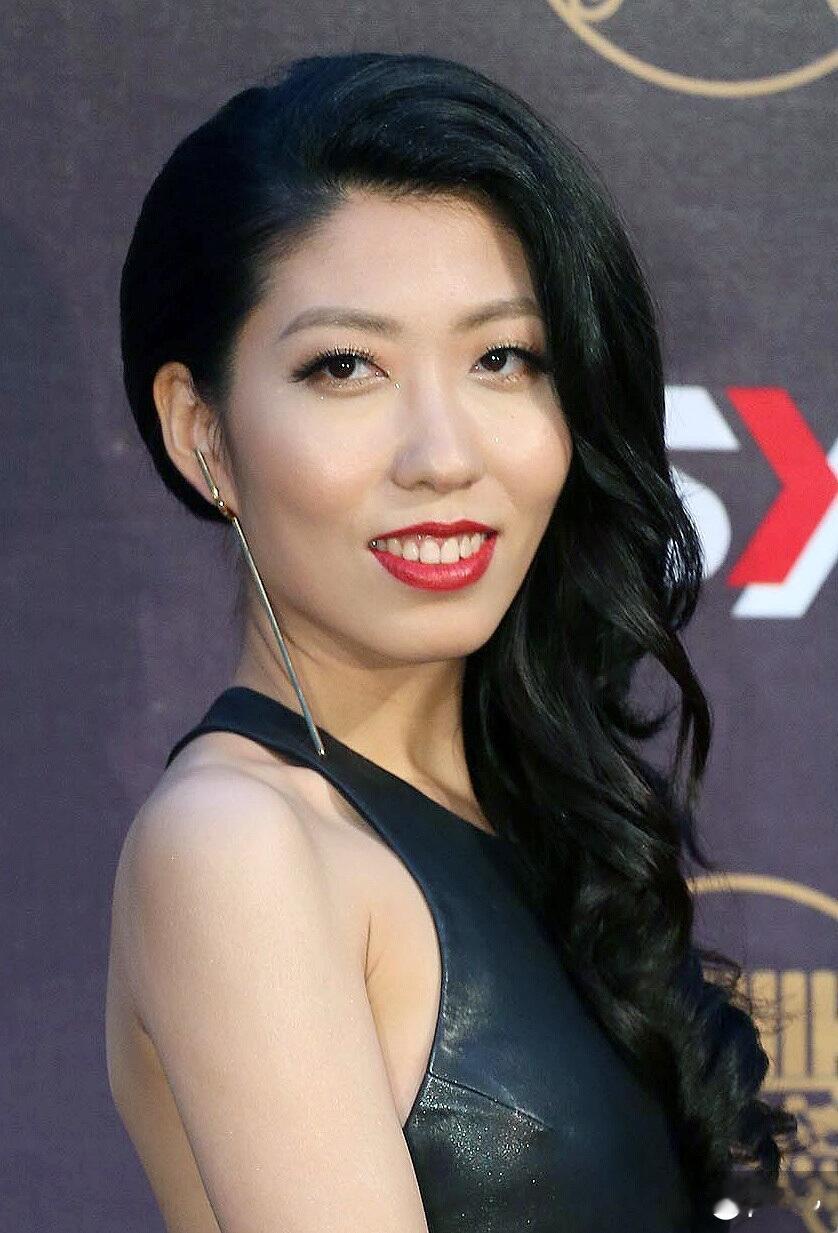 秦桧写的字好，可从无后人临其帖；
曲婉婷即便歌好，也应该无人问津 !

然而，打