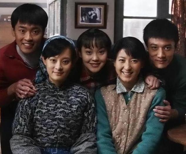 现在才懂，孙俪真是聪明人。当年闫学晶孙俪两人一起合作电视剧《小姨多鹤》，戏拍完了