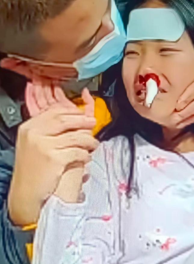 泪崩！四川一名8岁女孩身患白血病晚期，生命进入最后阶段。她含泪对爸爸说：“爸爸别