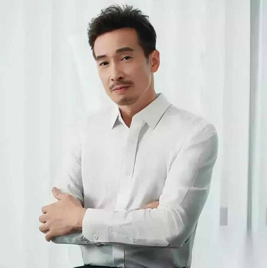 54岁陈豪的咖啡店

黄了两家。

这事藏着普通人最该躲的生意坑——

陈豪有多