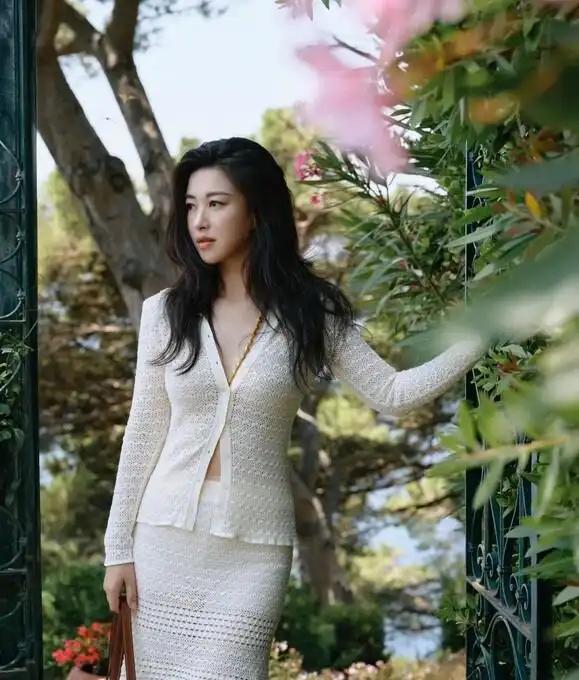 谁说朱珠不是大美女？穿深V针织套裙度假，配黄金项链，国风混搭绝了