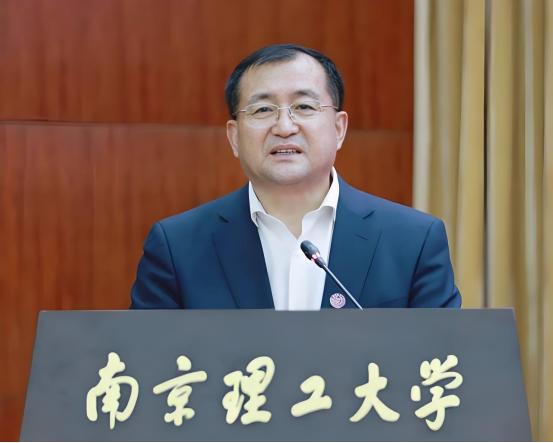 一位南京理工大学校长，下班稍晚，到食堂吃饭，看见一个女生，打了一碗米饭一份素菜，